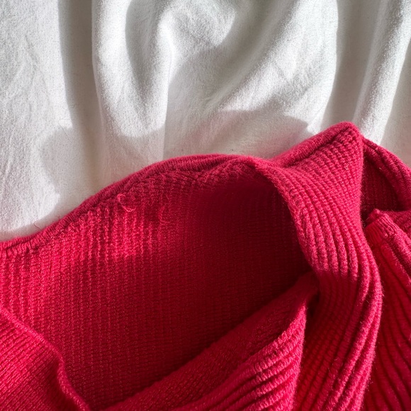 Abercrombie and Fetch pink top, please view picture for more. Sizing is M. - Picture 5 of 5